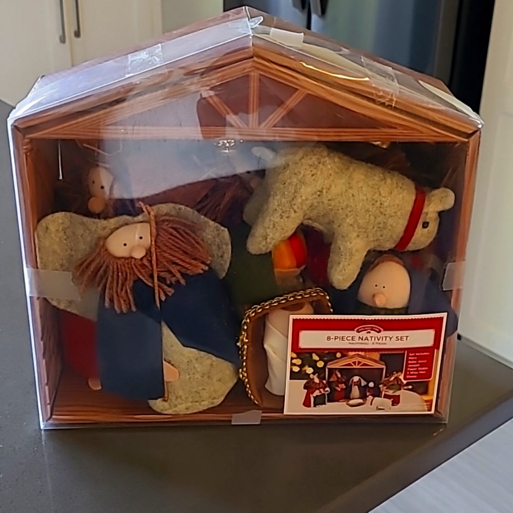 🟢Nativity scene. Felt. Comes in "stable" box